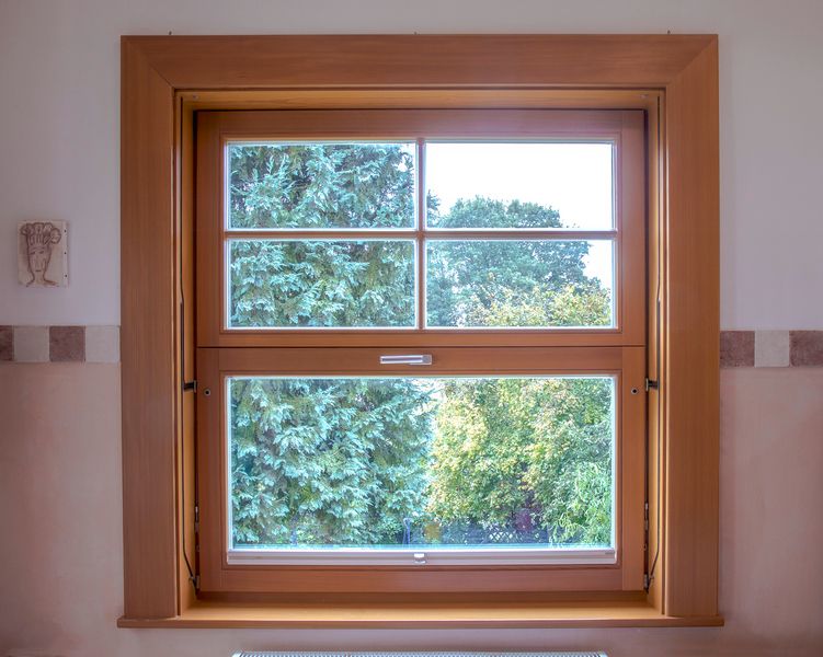Vertikale Schiebefenster aus Holz